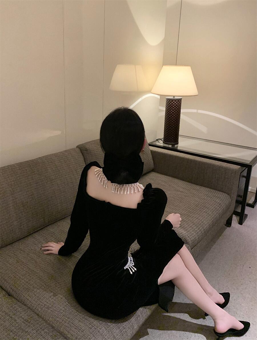 푹신한 소매 스퀘어 칼라 진주 턱받이 벨벳 블랙 드레스 드레스